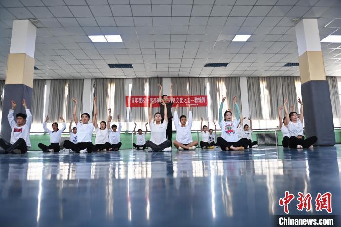 6月6日，在甘肅敦煌青年夜校課程中，青年學(xué)員學(xué)習(xí)敦煌舞課程。李亞龍 攝　　