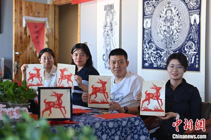 6月6日，在甘肅敦煌青年夜校課程中，青年學(xué)員展示學(xué)習(xí)敦煌非遺剪紙的成果。李亞龍 攝　　