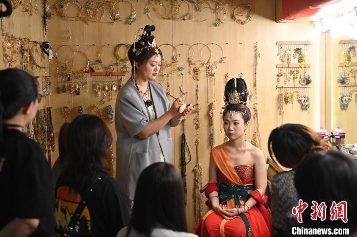 6月6日，在甘肅敦煌青年夜校課程中，青年學(xué)員學(xué)習(xí)敦煌美妝課程。李亞龍 攝
