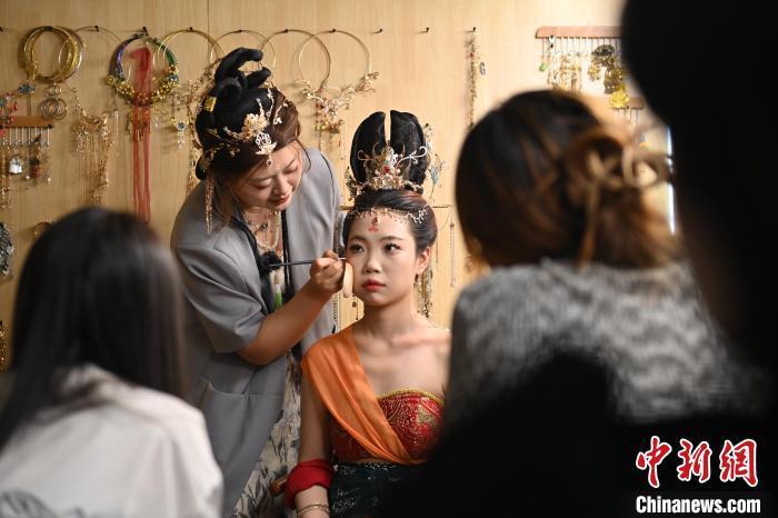 6月6日，在甘肅敦煌青年夜校課程中，青年學(xué)員學(xué)習(xí)敦煌美妝課程。李亞龍 攝　　