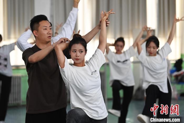 6月6日，在甘肅敦煌青年夜校課程中，青年學(xué)員學(xué)習(xí)敦煌舞課程。李亞龍 攝　　