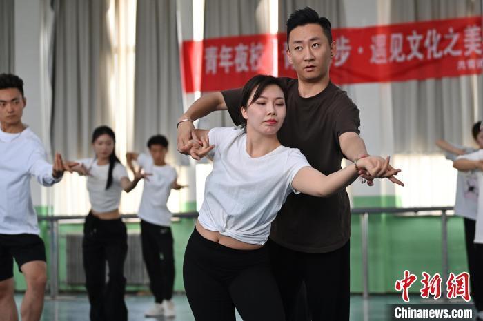 6月6日，在甘肅敦煌青年夜校課程中，學(xué)員學(xué)習(xí)敦煌舞課程。李亞龍 攝　　