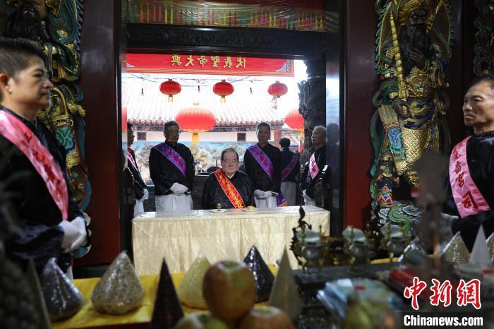 6月21日，“2024(甲辰年)兩岸共祭人文始祖伏羲典禮”在臺(tái)灣新北舉行。擔(dān)任主祭官的先嗇宮董事長、中國國民黨前秘書長李乾龍(中)出席典禮并擔(dān)任主祭官。中新社記者 張曉曦 攝