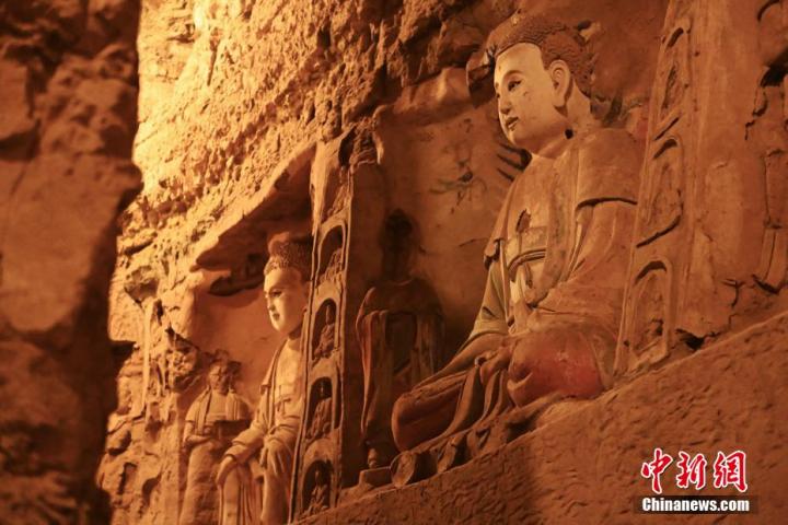 7月15日，甘肅省平?jīng)鍪袥艽h百里石窟長廊中的王母宮石窟造像。百里石窟長廊位于涇川縣境內(nèi)，由512個石窟、5眼窟中石井組成，現(xiàn)存王母宮石窟、鳳凰山石窟、南石窟寺、丈八寺石窟、羅漢洞石窟、太山寺石窟等規(guī)模較大的石窟群，還有數(shù)量眾多的小石窟群。王母宮石窟又名千佛洞，該窟設(shè)計宏大，造像生動，窟內(nèi)擁有造像數(shù)百尊，是較為珍貴的佛教文化歷史遺存。中新社記者 李亞龍 攝</p>
<p>