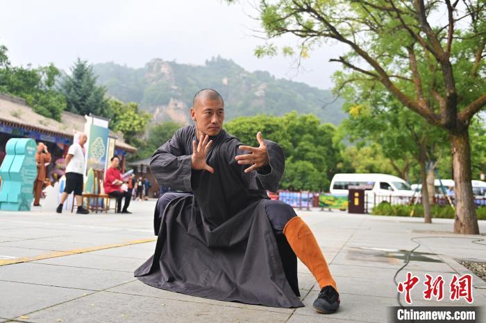 7月14日，甘肅省平?jīng)鍪嗅轻忌骄皡^(qū)內(nèi)，嵩山少林弟子展示武藝。7月13日至14日，“2024年北京體育大學(xué)第十五屆國(guó)際武術(shù)比賽交流大會(huì)暨首屆崆峒山國(guó)際武術(shù)大會(huì)”舉行，大會(huì)也在崆峒山景區(qū)進(jìn)行問(wèn)道崆峒、武術(shù)高級(jí)研修班、崆峒拜師等系列活動(dòng)。中新社記者 李亞龍 攝</p>
<p>