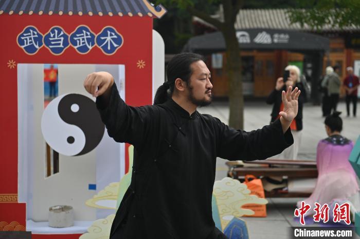 7月14日，甘肅省平?jīng)鍪嗅轻忌骄皡^(qū)內(nèi)，武當(dāng)玄武派傳承人展示武當(dāng)武術(shù)。7月13日至14日，“2024年北京體育大學(xué)第十五屆國(guó)際武術(shù)比賽交流大會(huì)暨首屆崆峒山國(guó)際武術(shù)大會(huì)”舉行，大會(huì)也在崆峒山景區(qū)進(jìn)行問(wèn)道崆峒、武術(shù)高級(jí)研修班、崆峒拜師等系列活動(dòng)。中新社記者 李亞龍 攝</p>
<p>