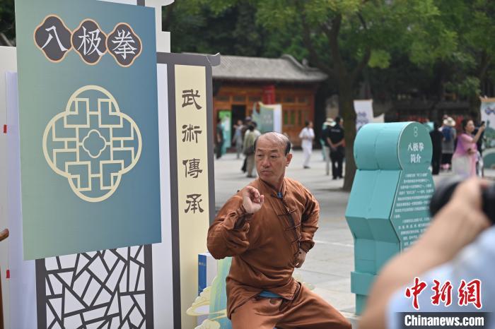7月14日，甘肅省平?jīng)鍪嗅轻忌骄皡^(qū)內(nèi)，八極拳傳承人展示八極拳。7月13日至14日，“2024年北京體育大學(xué)第十五屆國(guó)際武術(shù)比賽交流大會(huì)暨首屆崆峒山國(guó)際武術(shù)大會(huì)”舉行，大會(huì)也在崆峒山景區(qū)進(jìn)行問(wèn)道崆峒、武術(shù)高級(jí)研修班、崆峒拜師等系列活動(dòng)。中新社記者 李亞龍 攝</p>
<p>