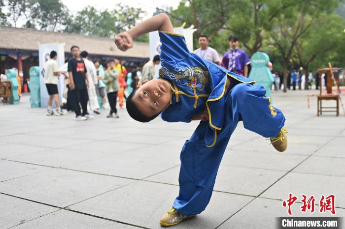 7月14日，甘肅省平?jīng)鍪嗅轻忌骄皡^(qū)內(nèi)，小朋友展示查拳。7月13日至14日，“2024年北京體育大學(xué)第十五屆國(guó)際武術(shù)比賽交流大會(huì)暨首屆崆峒山國(guó)際武術(shù)大會(huì)”舉行，大會(huì)也在崆峒山景區(qū)進(jìn)行問(wèn)道崆峒、武術(shù)高級(jí)研修班、崆峒拜師等系列活動(dòng)。中新社記者 李亞龍 攝</p>
<p>