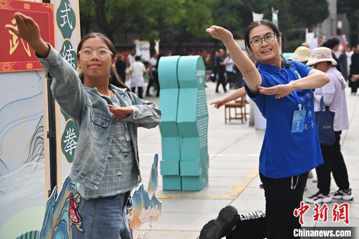 7月14日，甘肅省平?jīng)鍪嗅轻忌骄皡^(qū)內(nèi)，霍氏練手拳傳承人、霍元甲玄孫女霍靜虹(右)教授武術(shù)愛(ài)好者霍氏練手拳。7月13日至14日，“2024年北京體育大學(xué)第十五屆國(guó)際武術(shù)比賽交流大會(huì)暨首屆崆峒山國(guó)際武術(shù)大會(huì)”舉行，大會(huì)也在崆峒山景區(qū)進(jìn)行問(wèn)道崆峒、武術(shù)高級(jí)研修班、崆峒拜師等系列活動(dòng)。中新社記者 李亞龍 攝</p>
<p>