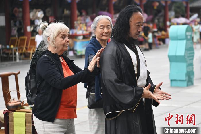 7月14日，甘肅省平?jīng)鍪嗅轻忌骄皡^(qū)內(nèi)，外籍武術(shù)愛(ài)好者感受青城武術(shù)。7月13日至14日，“2024年北京體育大學(xué)第十五屆國(guó)際武術(shù)比賽交流大會(huì)暨首屆崆峒山國(guó)際武術(shù)大會(huì)”舉行，大會(huì)也在崆峒山景區(qū)進(jìn)行問(wèn)道崆峒、武術(shù)高級(jí)研修班、崆峒拜師等系列活動(dòng)。中新社記者 李亞龍 攝</p>
<p>