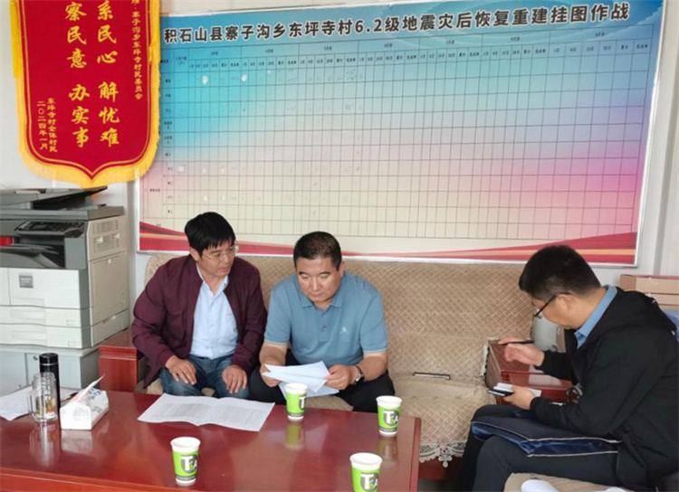 州縣紀(jì)委監(jiān)委機(jī)關(guān)聯(lián)合督查組對下沉干部 、駐村干部 、包村組長、村干部 “四級”干部履職到崗情況，以及工作日志和民情臺賬、訴求臺賬進(jìn)行日常監(jiān)督檢查，壓實(shí)工作責(zé)任。.jpg