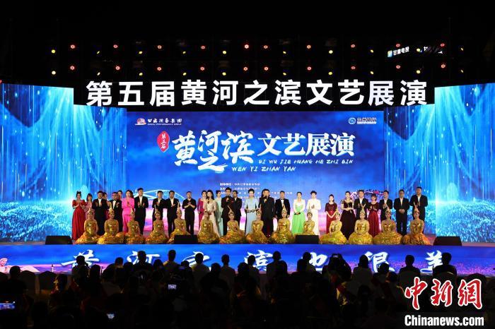 7月19日晚，第五屆黃河之濱文藝展演在蘭州體育文化廣場開幕。張曦予 攝