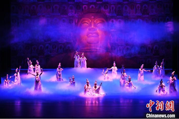 7月18日晚，中國經(jīng)典舞劇《絲路花雨》在甘肅蘭州黃河劇院進行演出。中國經(jīng)典舞劇《絲路花雨》迎來45周年，7月17日-8月4日在蘭州開啟為期多天的駐場演出。該舞劇取材于敦煌莫高窟壁畫，集中國霓裳羽衣舞、敦煌舞、印度舞、黑巾舞、波斯馬鈴舞等于一身，自1979年演出至今，該劇先后在40多個國家和地區(qū)演出近4000場，觀眾550多萬人次。中新社記者 李亞龍 攝</p>
<p>