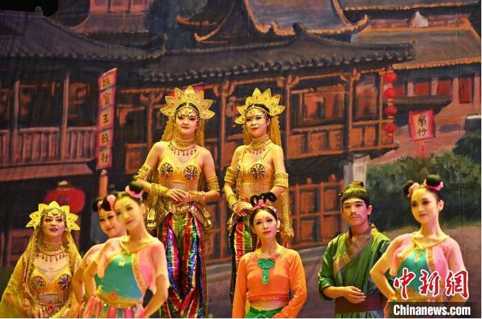 7月18日晚，中國經(jīng)典舞劇《絲路花雨》在甘肅蘭州黃河劇院進行演出。中國經(jīng)典舞劇《絲路花雨》迎來45周年，7月17日-8月4日在蘭州開啟為期多天的駐場演出。該舞劇取材于敦煌莫高窟壁畫，集中國霓裳羽衣舞、敦煌舞、印度舞、黑巾舞、波斯馬鈴舞等于一身，自1979年演出至今，該劇先后在40多個國家和地區(qū)演出近4000場，觀眾550多萬人次。中新社記者 李亞龍 攝</p>
<p>