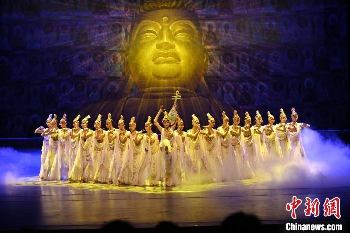 7月18日晚，中國(guó)經(jīng)典舞劇《絲路花雨》在甘肅蘭州黃河劇院演出。李亞龍 攝