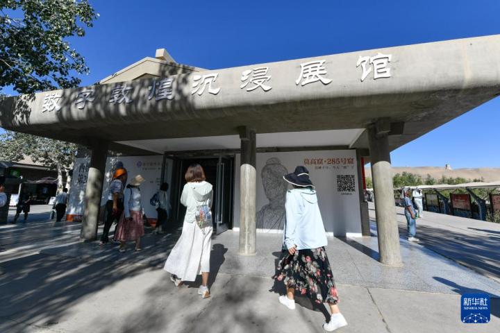 7月22日，游客排隊進(jìn)入“尋境敦煌——數(shù)字敦煌沉浸展”場館。新華社記者 郎兵兵 攝</p>
<p>