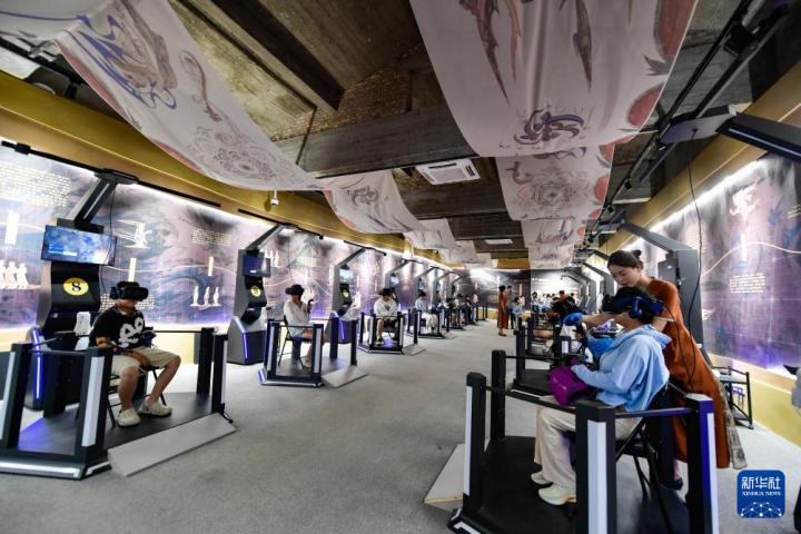 7月22日，游客線下體驗“尋境敦煌——數(shù)字敦煌沉浸展”。新華社記者 郎兵兵 攝</p>
<p>
