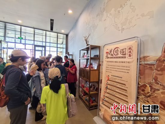 近日，玉門關遺址景區(qū)開啟了一場精彩紛呈的玉關詩詞挑戰(zhàn)賽，吸引眾多游人參與其中。玉門關遺址景區(qū)供圖