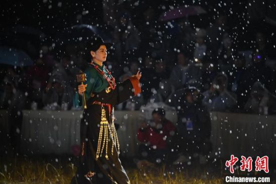 圖為2024年8月6日晚大賽現(xiàn)場模特進(jìn)行比賽。李亞龍 攝
