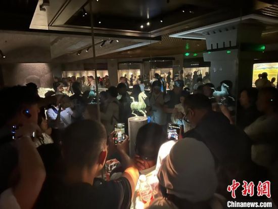 8月17日至23日，“濃濃民族情 兩岸一家親”臺(tái)灣同胞參訪團(tuán)甘肅行交流活動(dòng)在甘肅展開。圖為臺(tái)胞參觀甘肅省博物館。中新社記者 閆姣 攝