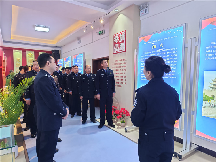 嘉峪關市公安局明珠路派出所參觀市公安局紀法廉政警示教育基地。.jpg