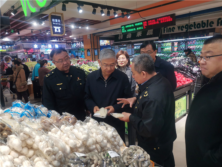 圖為市委常委、市紀委書記、市監(jiān)委主任張學勇調研食品安全責任包保企業(yè)西部天地商貿有限責任公司.jpg
