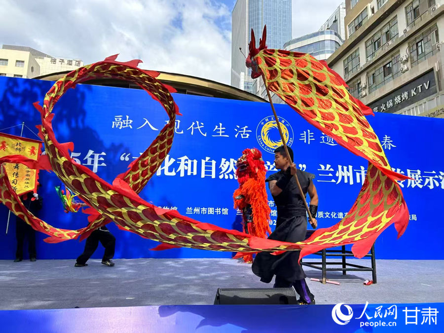 柴宗峰在2025年“文化和自然遺產(chǎn)日”蘭州市非遺宣傳展示活動中表演舞獅。人民網(wǎng)記者 焦隆攝
