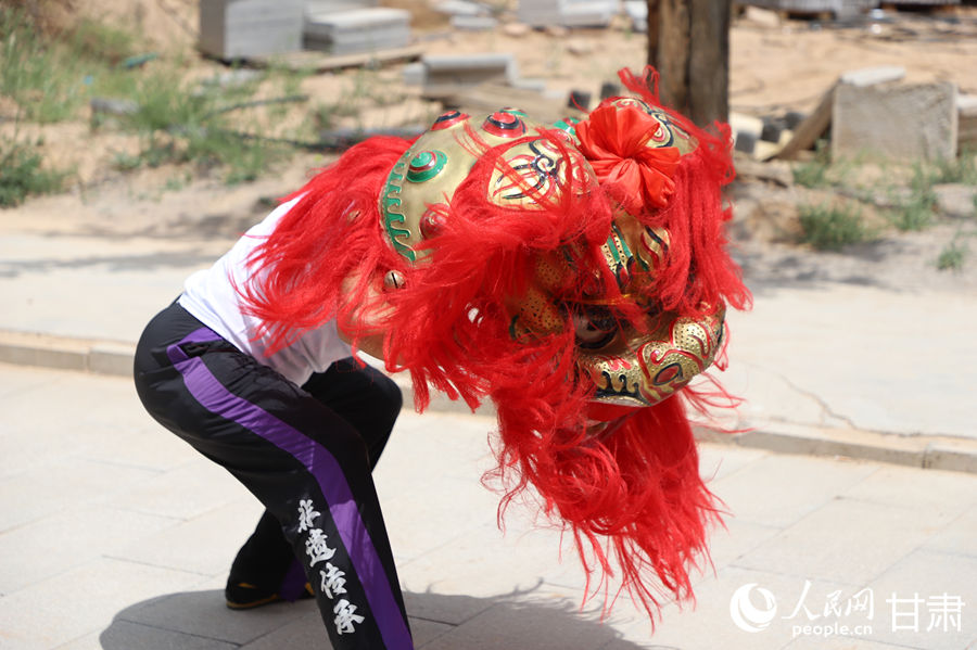 柴宗峰在桃林村展示蘭州北獅風(fēng)采。人民網(wǎng)記者 焦隆攝