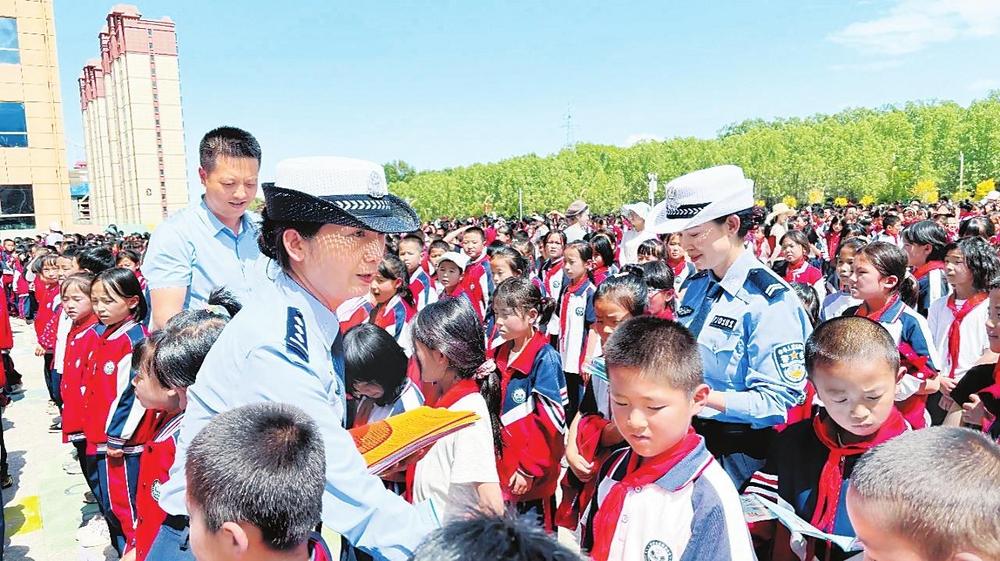 積石山交警開(kāi)展交通安全宣傳教育活動(dòng)