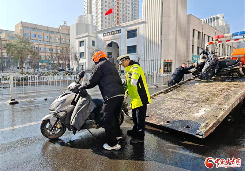 “交巡一體”聯(lián)動 蘭州城關(guān)整治非機(jī)動車停放亂象